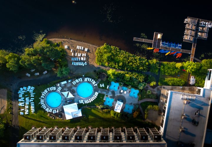 Vue à vol d'oiseau prise par un drone d'un spa dans un hôtel.